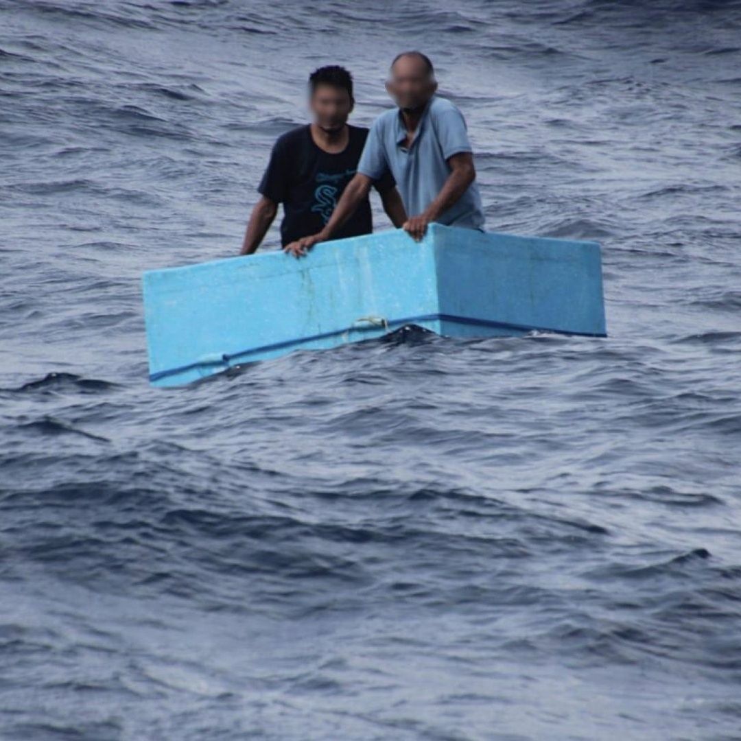 Los pescadores volvieron con sus familias tras el rescate.